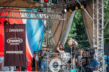 Yessentuki, Stavropol bölge / Rusya - 12 Ağustos 2017: drumfest davulcular Festivali. müzisyen sopaları açık havada davul çalmaya sahnede.