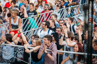 Yessentuki, Stavropol bölge / Rusya - 12 Ağustos 2017: kalabalık fanlar açık havada çitin arkasında konserde