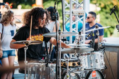 Yessentuki, Stavropol bölge / Rusya - 12 Ağustos 2017: drumfest davulcular festival.musician sopaları oynamaya Sahne Alanı'nda açık havada davul