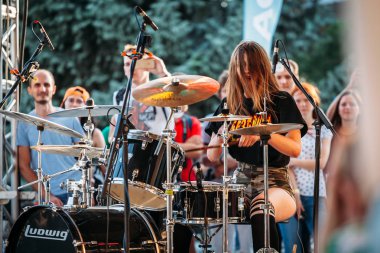 Yessentuki, Stavropol bölge / Rusya - 12 Ağustos 2017: drumfest davulcular Festivali. genç kadın davul sahnede konser açık, çalış 