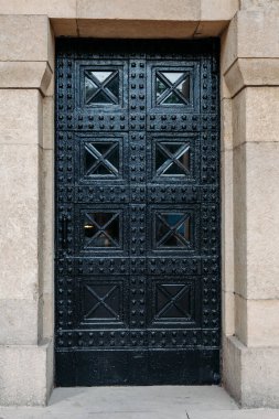 bir tarihi Kalesi binada eski metal kapı