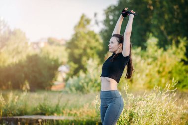 Kız jimnastik City Park devreye girer. Fitness doğada. M