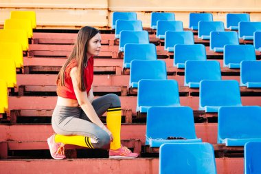 Seksi spor kız Stadı'nda poz. Fitness Spor figu kızla