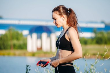 hea ile müzik dinlemek beach runner genç atletik kadın