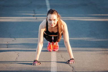 Güçlü kadın push-up Park'ta açık havada yapıyor