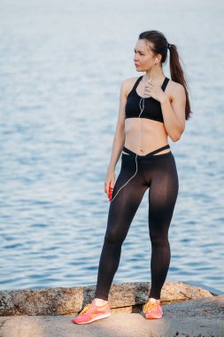 genç kadın egzersiz ve musi için dinleme sonra ara dinlenme