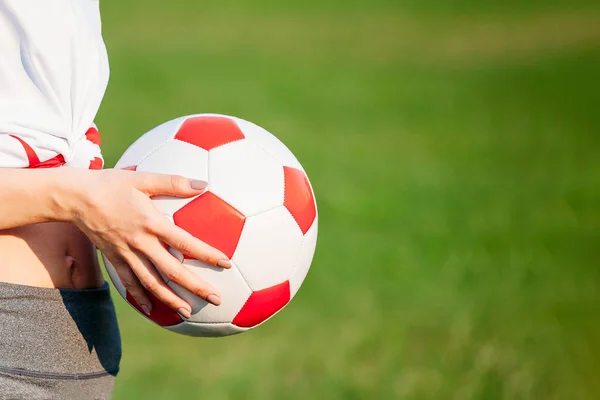 Bola de futebol na mão. conceito de jogo de futebol. espaço de cópia. close-up — Fotografia de Stock