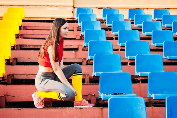 Seksowny sport dziewczyna pozuje na stadionie. Dziewczynka fitness z sportowe figu — Zdjęcie stockowe