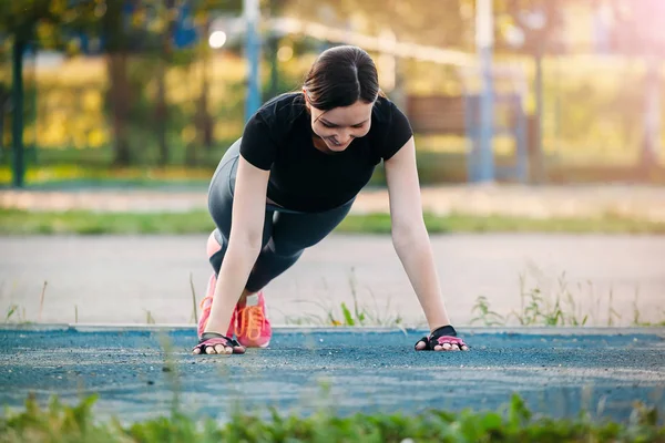 Fitness kvinna armhävningar under utomhus crosstraining träningspass. Vara — Stockfoto