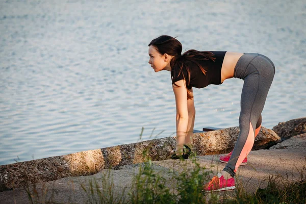 Gymnase femme dans le parc. Fitness dans la nature. Exercice du matin avec beau — Photo