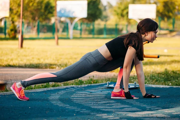 Ung kvinna gymmet i park. Fitness i naturen. Morgonträning — Stockfoto