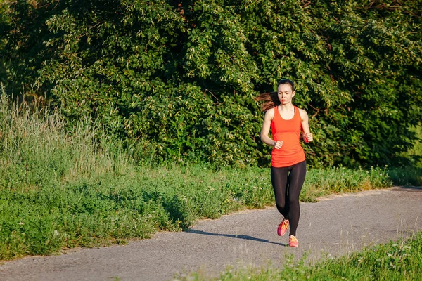 Mujer joven corriendo en el parque — Foto de Stock