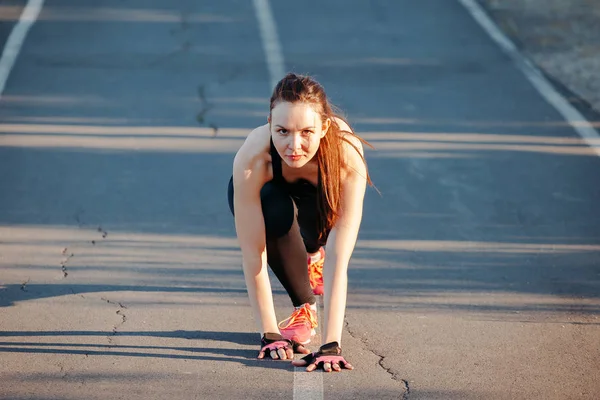 Młoda kobieta lekkoatletycznego, przygotowanie do wyścigu — Zdjęcie stockowe