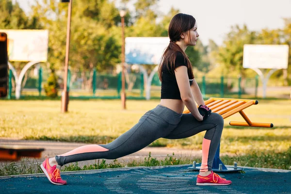 Ung kvinna gymmet i park. Fitness i naturen. Morgon exer — Stockfoto