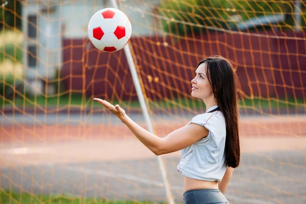 Belle jeune femme athlétique en vêtements de sport s'entraîne dans le — Photo