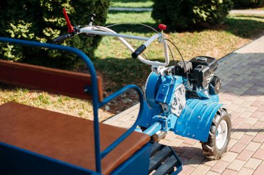 Motor-Kültivatör gezici.