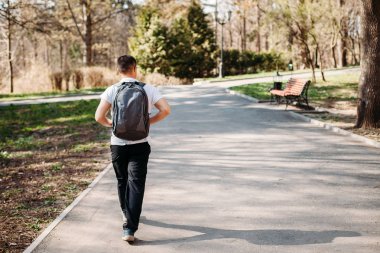 genç adam turist ile parkta yürüyüş sırt çantası