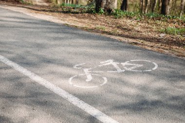 parkta bisiklet yolu. Asfalt üzerinde bisiklet işareti