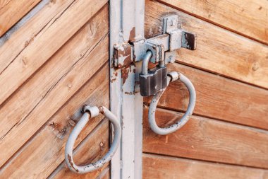 eski ahşap kapı halkalar şeklinde eski Demir işleme