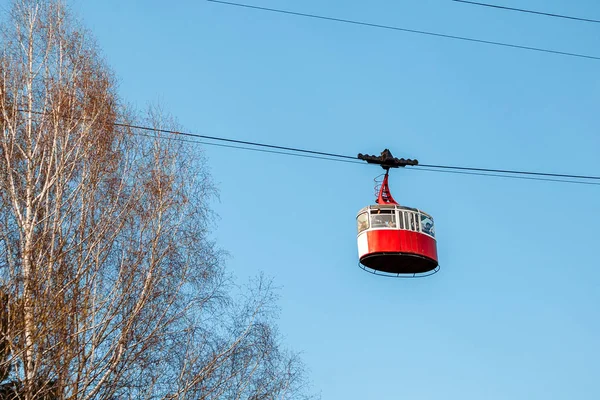 Kislovodsk, Región de Stavropolsky, Rusia - 10 de abril de 2018: cable — Foto de Stock