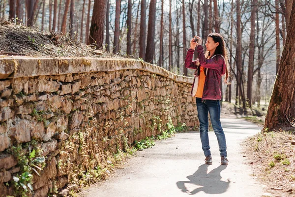 Turista mujer tomando fotos de hermosas vistas — Foto de Stock