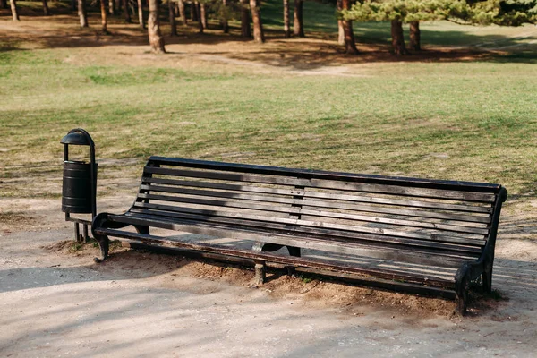 Скамейка и урна в парке летом на открытом воздухе — стоковое фото