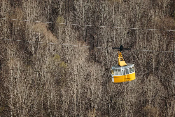 Teleférico en el bosque de fondo en otoño. vista superior — Foto de Stock