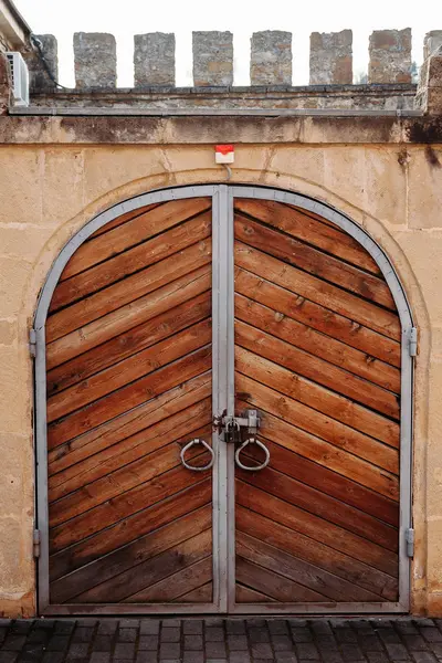 Vieja puerta de madera con cerradura. — Foto de Stock
