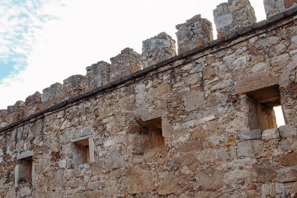 Часть старой кирпичной стены крепости — стоковое фото