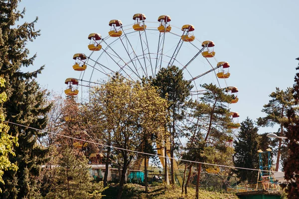 Ferris wheel in park. — Zdjęcie stockowe