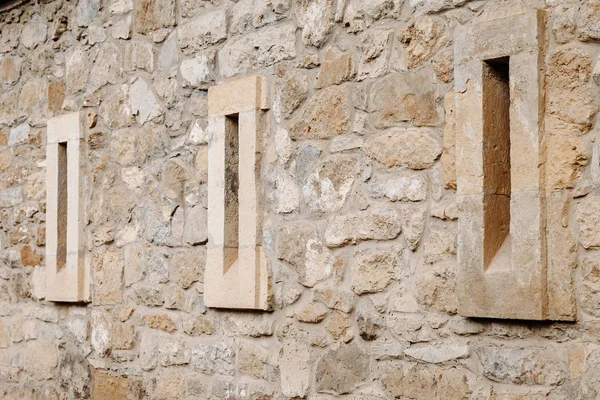 Vieja ventana en castillo de pared de piedra . — Foto de Stock