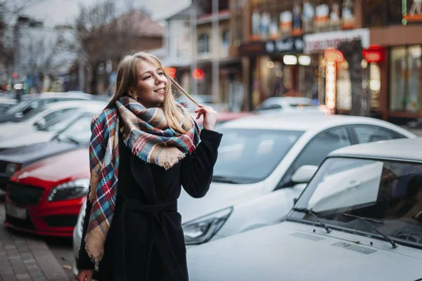 Счастливая улыбающаяся женщина в черном пальто и шарфе. девушка, гуляющая — стоковое фото