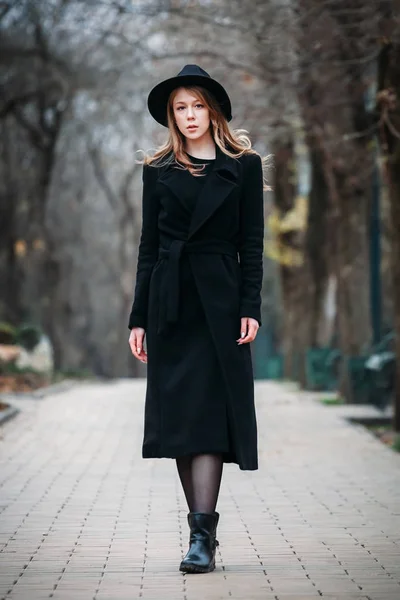 Outdoor portrait of a romantic, pretty elegant business of a lon — Stock Photo, Image