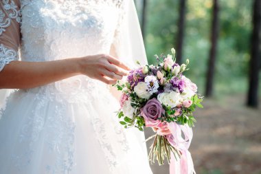 Gelinin elinde düğün buketi