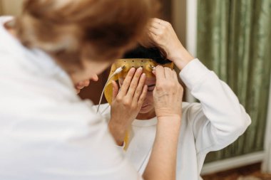 Doktor ve hasta encephalography elektrot ile. tıbbi exami