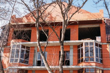 Tuğla ev şehir bir sokakta yapım aşamasında