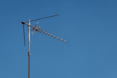 Mavi gökyüzü arka plan üzerinde TV anteni