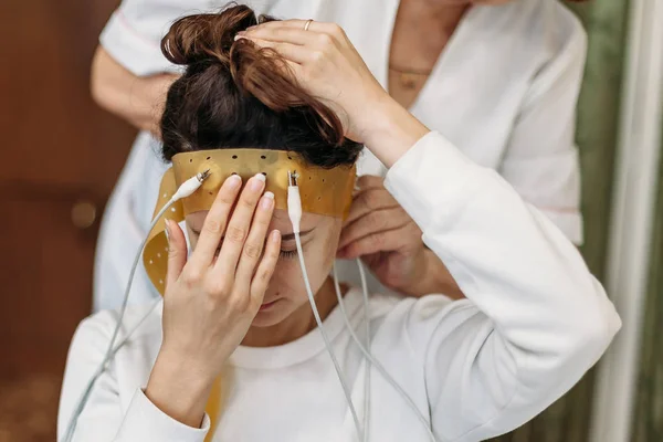 Laboratuvar genç kadın giyim Brainwave tarama kulaklık Sit