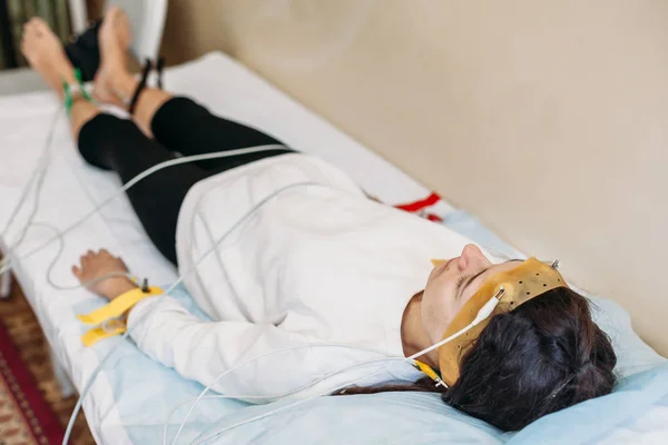 hasta encephalography elektrot ile. tıbbi muayene Elec