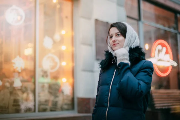 Girl in mittens  on the street at Christmas. Christmas backgroun — Stock Photo, Image