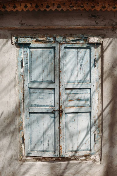 Ventana retro cerrado persianas de madera antiguas — Foto de Stock