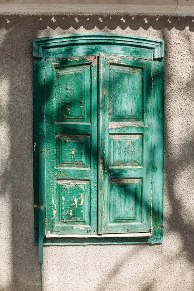 Ventana retro con persianas de madera antiguas cerradas — Foto de Stock