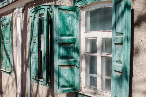 Ventana de madera vieja vintage persianas abiertas — Foto de Stock