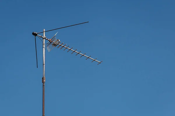Mavi gökyüzü arka plan üzerinde TV anteni