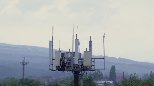 Torre de la célula 3G 4G 5G en la ciudad en tiempo ventoso. concepto de mal celular — Vídeo de stock