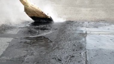 Çatı tamiri, çatlakları katranla doldurmak. Çatı katranındaki çatlakları doldurmak, kısmi çatı tamiri.