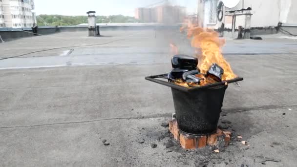 Melting bitumen on the roof by means of fire for partial roof repair and fill cracks in the roof — Stock Video