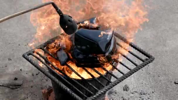 Dachreparatur. Ein Arbeiter schmilzt den Teer mit Hilfe eines Gasbrenners und brennt für eine Dachreparatur — Stockvideo