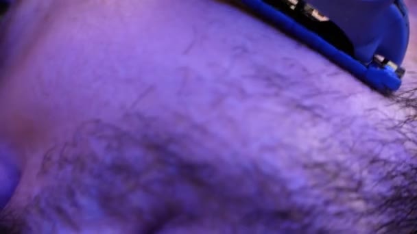 Närbild av mannen som rakar sig med rakhyvel. Förstapersonsvy, kamera följer rakkniv och upprepade rörelser — Stockvideo