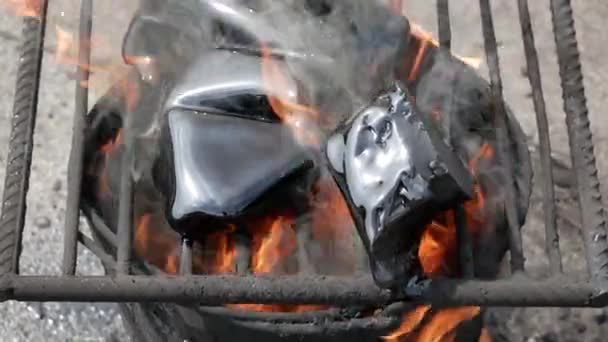 Smeltbitumen door brand voor gedeeltelijke dakreparatie en vulscheuren in het dak — Stockvideo
